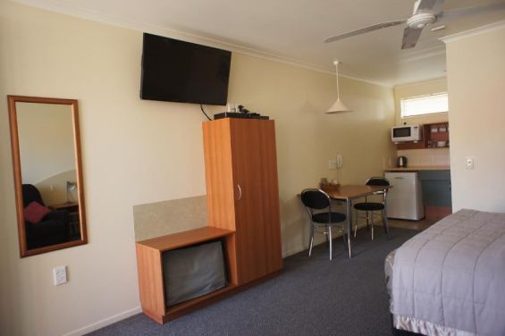 Executive Studio - TV and dining table