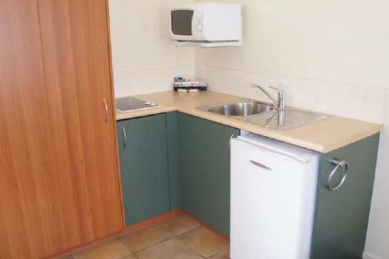 One-Bedroom Spa Bath Unit - kitchenette