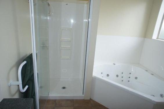 One-Bedroom Spa Bath Unit - 